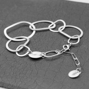 Bransoletka handmade oksydowana ze srebra z nieregularnych kółek