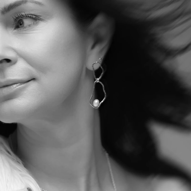 Kolczyki srebrne z perłą jako biżuteria ślubna — styl glamour
