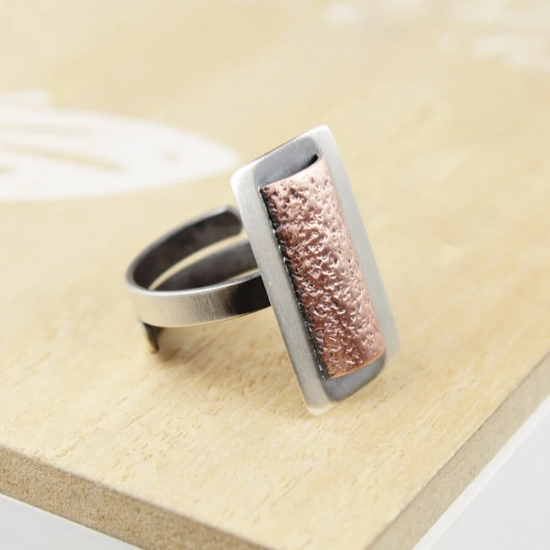 Artystyczny pierścionek srebrny handmade z miedzianym akcentem – widok z boku