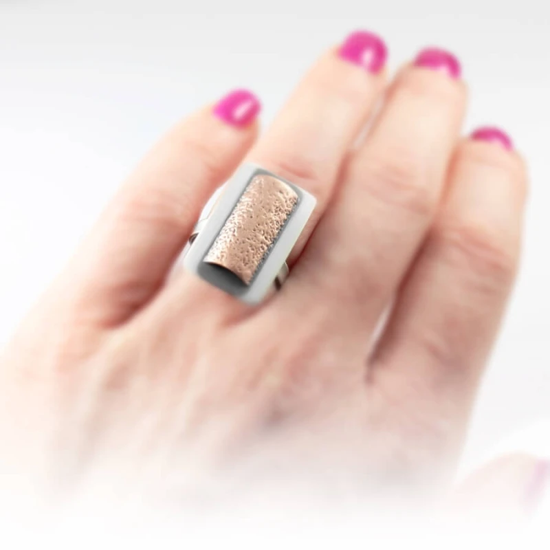 Pierścionek srebrny z miedzią – nowoczesny design i faktura metalu