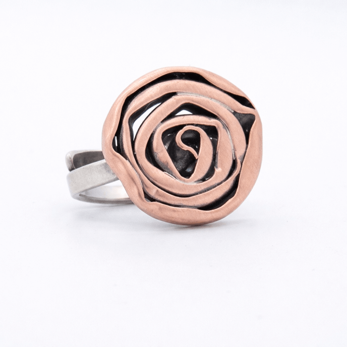 Artystyczny pierścionek srebrny handmade z miedzianą różą – widok z przodu