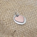 Detal miedzianego serca na srebrnej blaszce – zawieszka handmade