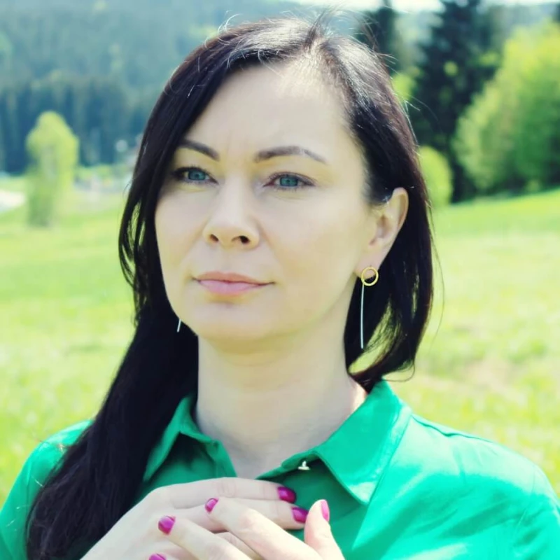 kolczyki srebrne młotkowane długie – detal powierzchni i faktury