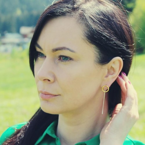 długie kolczyki srebrne na uchu – nowoczesne kolczyki minimalistyczne handmade