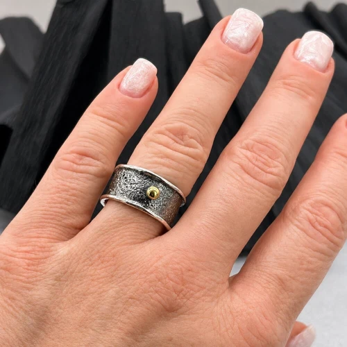 Srebrna obrączka z mosiężną kulką na dłoni – biżuteria artystyczna handmade ze srebra 925