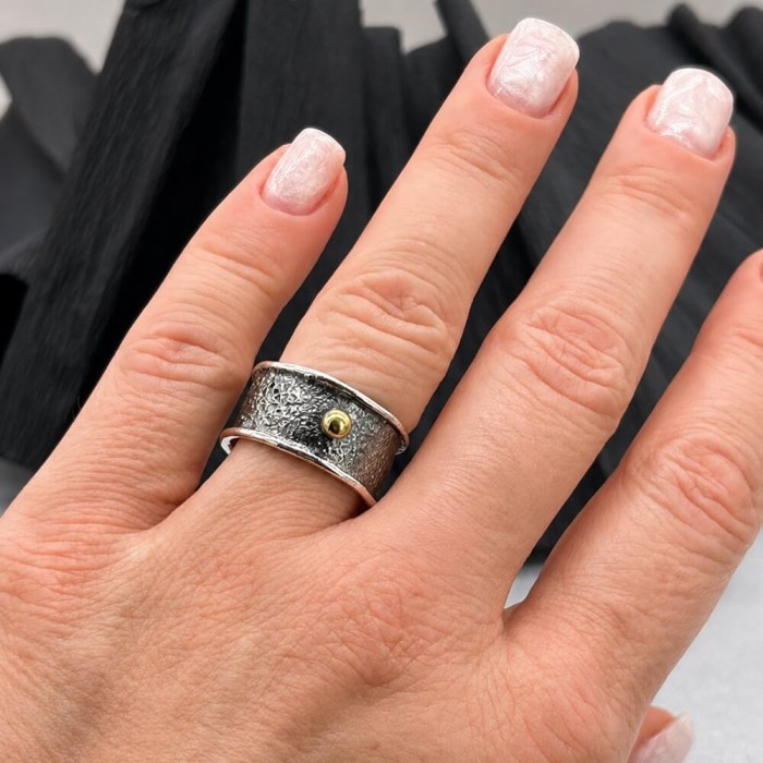 Srebrna obrączka z mosiężną kulką na dłoni – biżuteria artystyczna handmade ze srebra 925