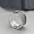 Srebrna obrączka handmade – widok od strony regulacji