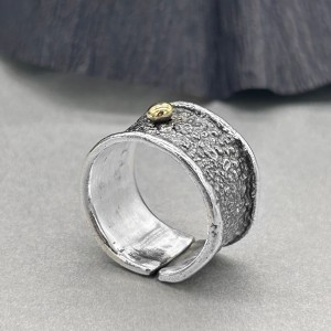 Srebrna obrączka handmade – widok od strony regulacji