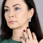 Niezwykłe srebrne miłorzęby kolczyki na sztyfcie 