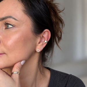 Gładka satynowa nausznica na modelce - minimalistyczny dodatek do srebrnych kolczyków