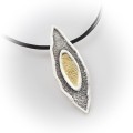 Widok z przodu – zawieszka w kształcie łezki ze srebra oksydowanego i złoconego, na lince jubilerskiej