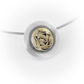 Naszyjnik srebrny z okrągłą zawieszką o średnicy 3 cm, w centrum pozłacana różyczka – widok na całość biżuterii