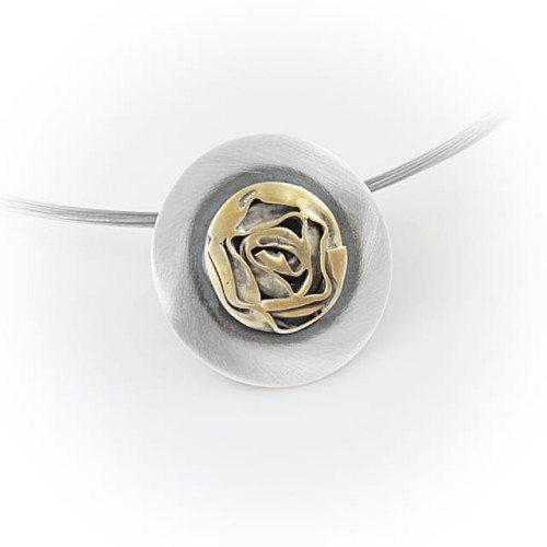 Naszyjnik srebrny z okrągłą zawieszką o średnicy 3 cm, w centrum pozłacana różyczka – widok na całość biżuterii