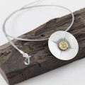 Widok naszyjnika – okrągła zawieszka ze ślimaczkiem, zawieszona na lince jubilerskiej