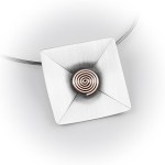 Naszyjnik srebrny ze ślimaczkiem z miedzi kwadrat