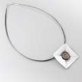 Naszyjnik srebrny ze ślimaczkiem z miedzi – kwadratowa zawieszka 3,7 × 3,7 cm na lince jubilerskiej.